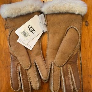 UGG Seamed Sheepskin Tech Gloves in Chestnut Size Medium New with Tags!
